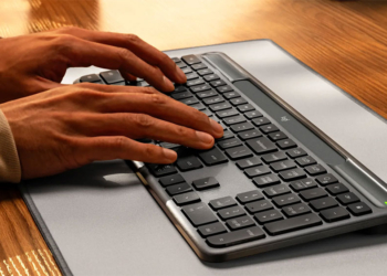 羅技推出無線、免充電 Signature Slim Solar+ K980 鍵盤，以光供電超方便