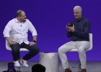 高通活動小彩蛋！展示首款 Android 智慧型手機 HTC Dream，真令人懷念