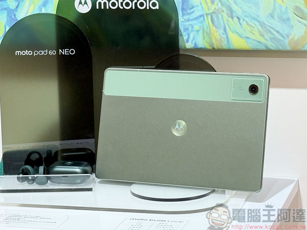 Motorola 在台推出首款平板 moto Pad 60 系列，夾耳式耳機 moro Buds Loop 與 Moto | Swarovski razr 60 閃耀登場 - 電腦王阿達