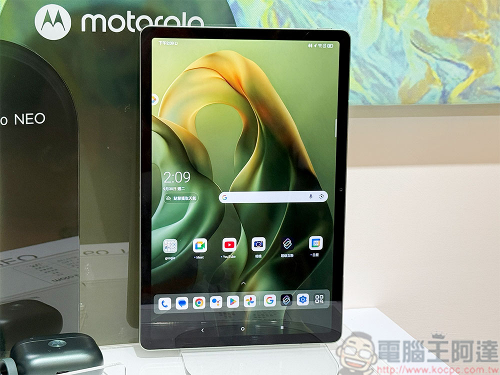 Motorola 在台推出首款平板 moto Pad 60 系列，夾耳式耳機 moro Buds Loop 與 Moto | Swarovski razr 60 閃耀登場 - 電腦王阿達