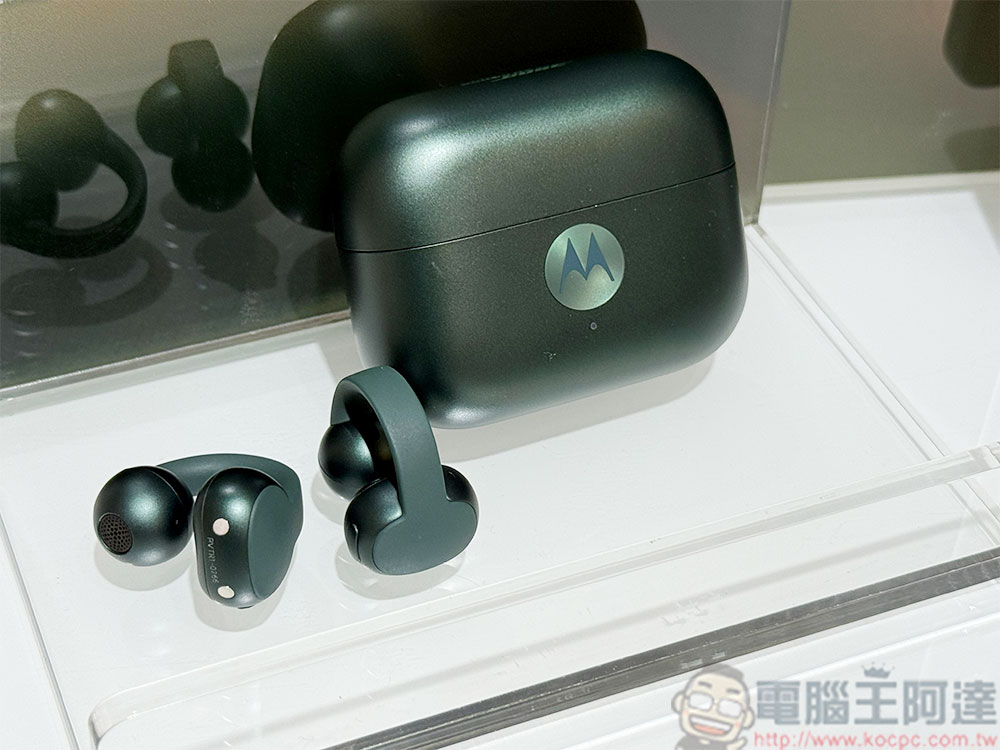 Motorola 在台推出首款平板 moto Pad 60 系列，夾耳式耳機 moro Buds Loop 與 Moto | Swarovski razr 60 閃耀登場 - 電腦王阿達