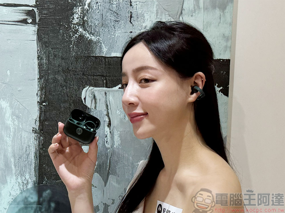 Motorola 在台推出首款平板 moto Pad 60 系列，夾耳式耳機 moro Buds Loop 與 Moto | Swarovski razr 60 閃耀登場 - 電腦王阿達