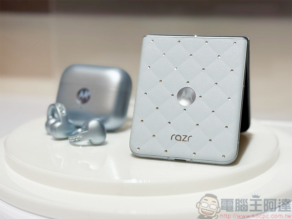 Motorola 在台推出首款平板 moto Pad 60 系列，夾耳式耳機 moro Buds Loop 與 Moto | Swarovski razr 60 閃耀登場 - 電腦王阿達