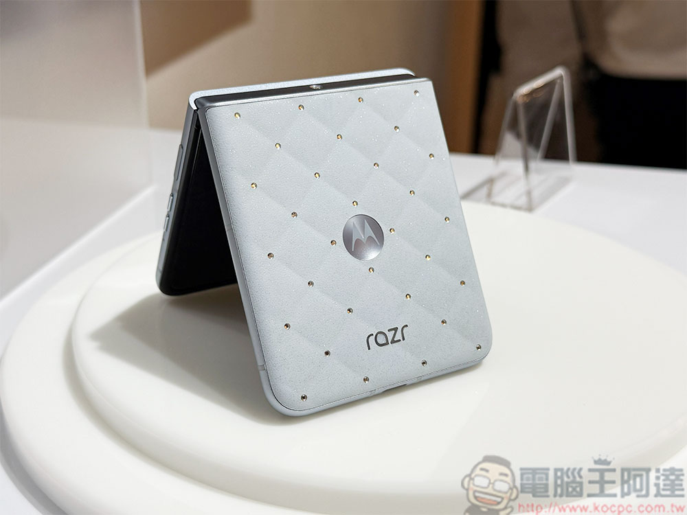 Motorola 在台推出首款平板 moto Pad 60 系列，夾耳式耳機 moro Buds Loop 與 Moto | Swarovski razr 60 閃耀登場 - 電腦王阿達