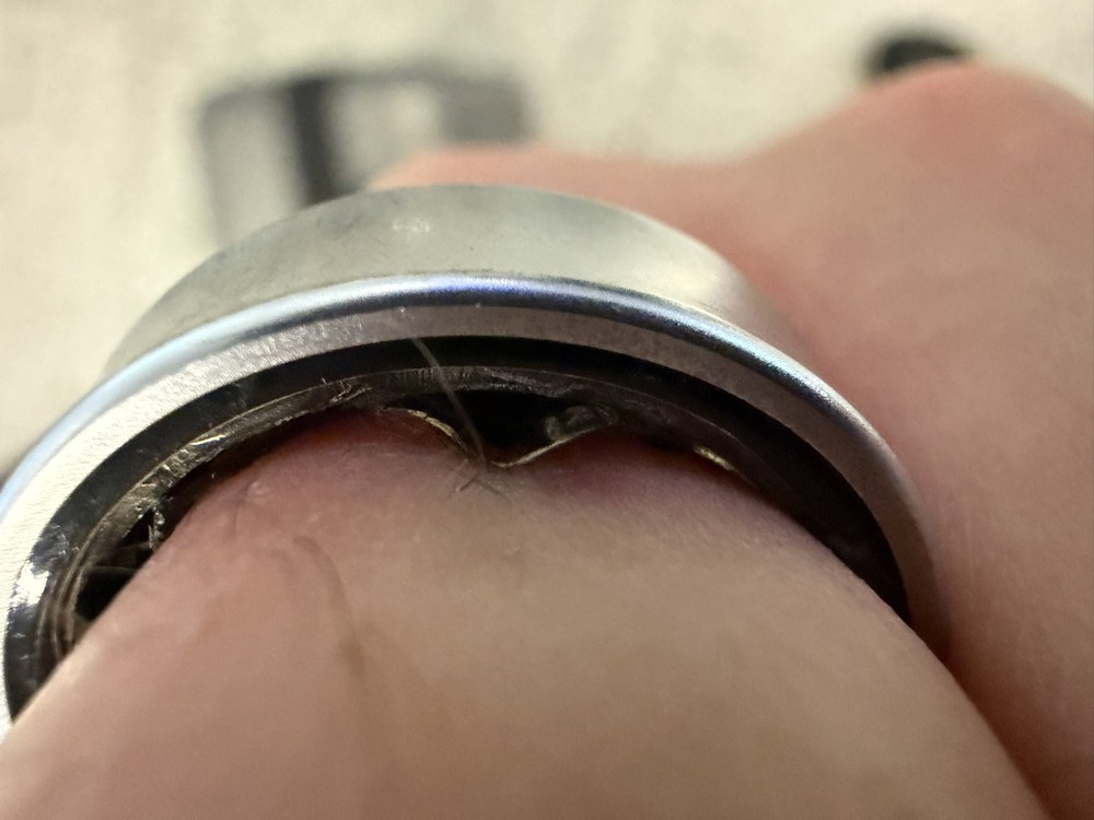 恐怖！三星 Galaxy Ring 智慧戒指電池膨脹，國外百萬 YouTuber 手指卡住無法脫下，導致無法登機 - 電腦王阿達