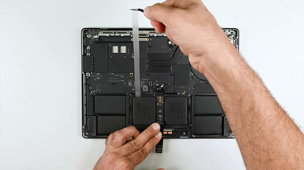 M5 MacBook Pro 拆解報告出爐！iFixit：內部設計更精細，但維修仍不容易 - 電腦王阿達
