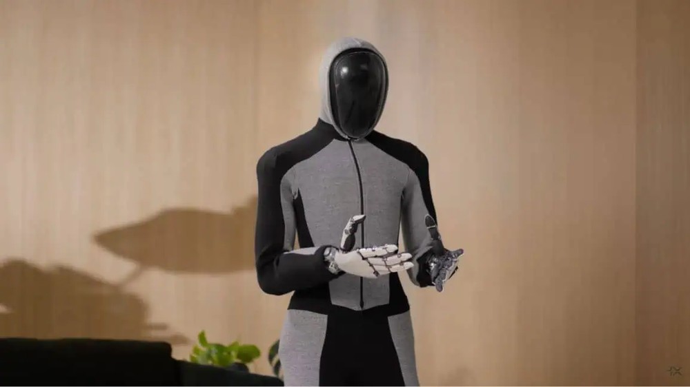 首個家用人形機器人「 Neo」正式開放預購！宣稱可自主完成大多數家事，只不過目前都是靠遠端人力操作 - 電腦王阿達