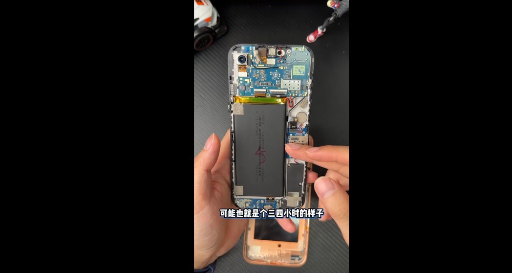 不用 2,600 台幣的華強北 iPhone 17 Pro Max 山寨機！外觀達 90% 相似，連液態玻璃效果都有 - 電腦王阿達