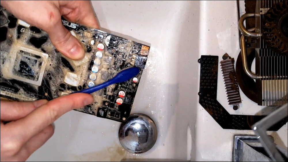 二手菸吸好吸滿的ROG 9800GT MATRIX顯卡，來看看國外 YouTuber 如何處置 - 電腦王阿達