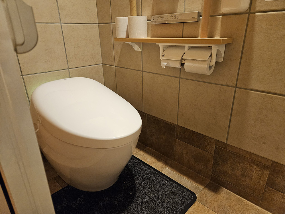 日本東京客美多咖啡竟裝 70 萬日圓 TOTO 旗艦馬桶,吸引大批網友前往朝聖 - 電腦王阿達 客美多