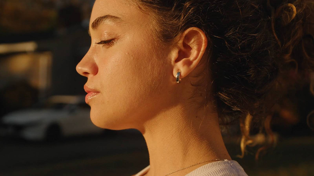 全球最小智慧穿戴設備 Lumia 2 智慧耳環登場!重量不到 1 克、可監測睡眠、體溫、生理週期等健康數據 - 電腦王阿達 智慧耳環