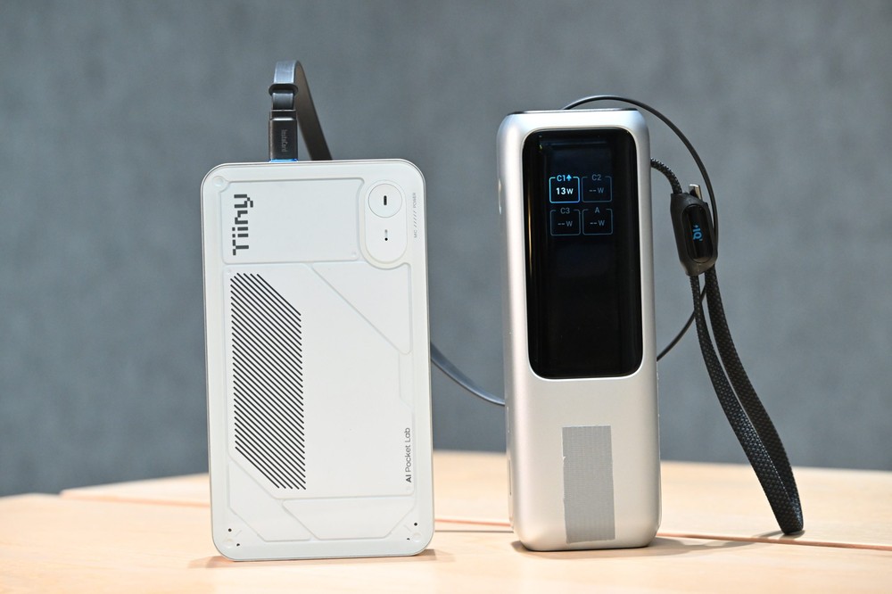 號稱全世界最小的個人超級電腦 Tiiny AI Pocket Lab 亮相!口袋大小卻可本地運行 120B 的 AI 模型 - 電腦王阿達 號稱全世界最小的個人超級電腦 Tiiny AI Pocket Lab 亮相!口袋大小卻可本地運行 120B 的 AI 模型 - 電腦王阿達