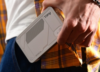 號稱全世界最小的個人超級電腦 Tiiny AI Pocket Lab 亮相！口袋大小卻可本地運行 120B 的 AI 模型