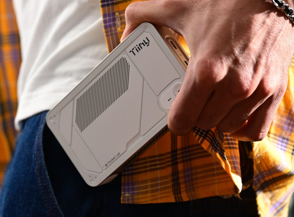 號稱全世界最小的個人超級電腦 Tiiny AI Pocket Lab 亮相!口袋大小卻可本地運行 120B 的 AI 模型 - 電腦王阿達 號稱全世界最小的個人超級電腦 Tiiny AI Pocket Lab 亮相!口袋大小卻可本地運行 120B 的 AI 模型 - 電腦王阿達