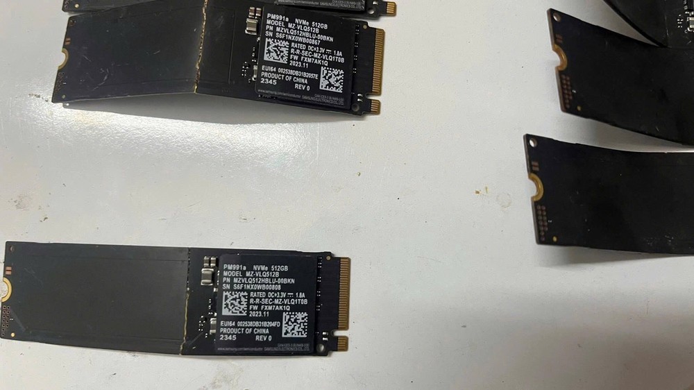 虧慘!國外小孩搗蛋將爸爸的 50 個 512GB NVMe SSD 全部折彎,損失近 12 萬台幣 - 電腦王阿達 虧慘!國外小孩搗蛋將爸爸的 50 個 512GB NVMe SSD 全部折彎,損失近 12 萬台幣 - 電腦王阿達
