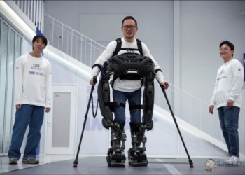 「鋼鐵人」不是夢！韓國 WalkON Suit F1 外骨骼機器人讓癱瘓者重新行走