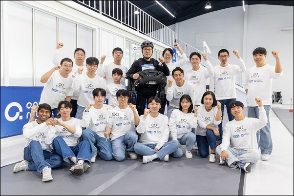 「鋼鐵人」不是夢!韓國 WalkON Suit F1 外骨骼機器人讓癱瘓者重新行走 - 電腦王阿達 「鋼鐵人」不是夢!韓國 WalkON Suit F1 外骨骼機器人讓癱瘓者重新行走 - 電腦王阿達