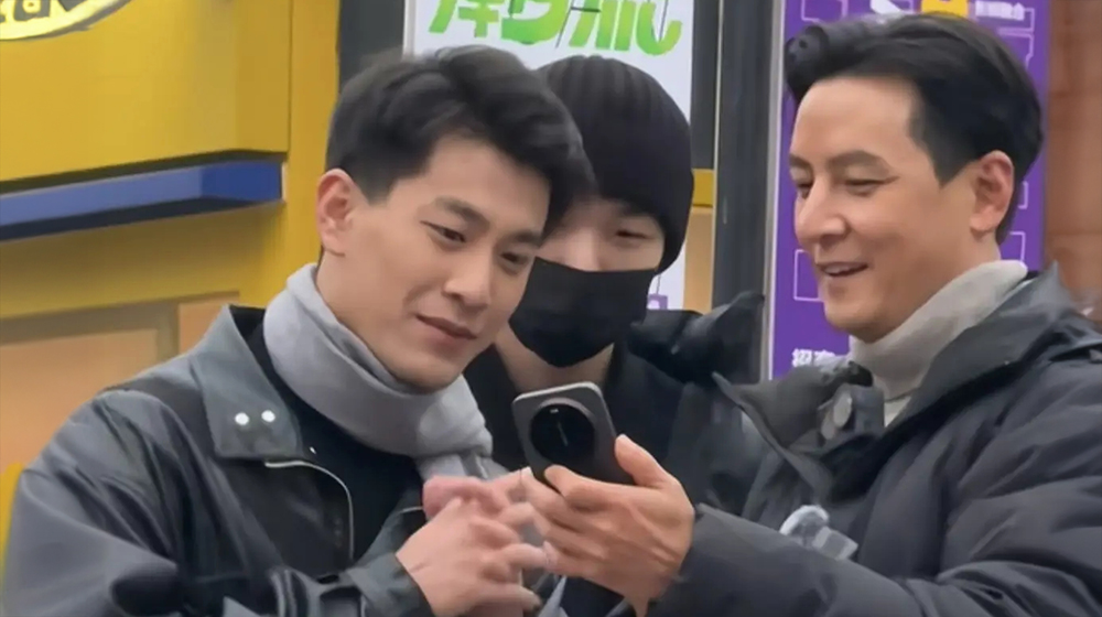 吳彥祖手上的神秘新機,意外揭露小米 Xiaomi 17 Ultra 新機外觀!專業影像套裝同步網路流出 - 電腦王阿達 吳彥祖手上的神秘新機,意外揭露小米 Xiaomi 17 Ultra 新機外觀!專業影像套裝同步網路流出 - 電腦王阿達