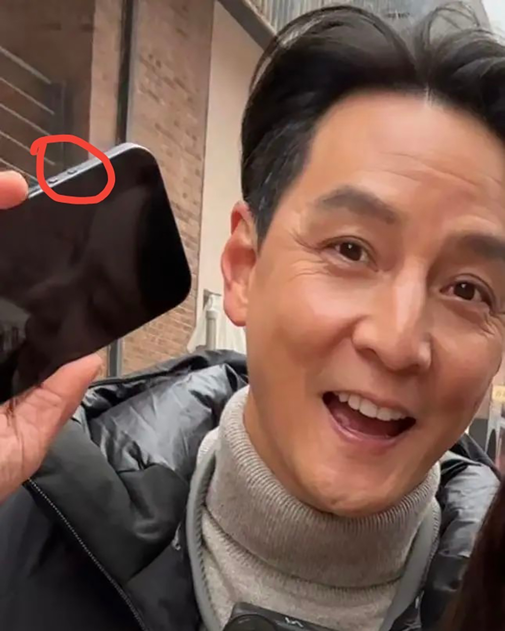 吳彥祖手上的神秘新機,意外揭露小米 Xiaomi 17 Ultra 新機外觀!專業影像套裝同步網路流出 - 電腦王阿達 吳彥祖手上的神秘新機,意外揭露小米 Xiaomi 17 Ultra 新機外觀!專業影像套裝同步網路流出 - 電腦王阿達