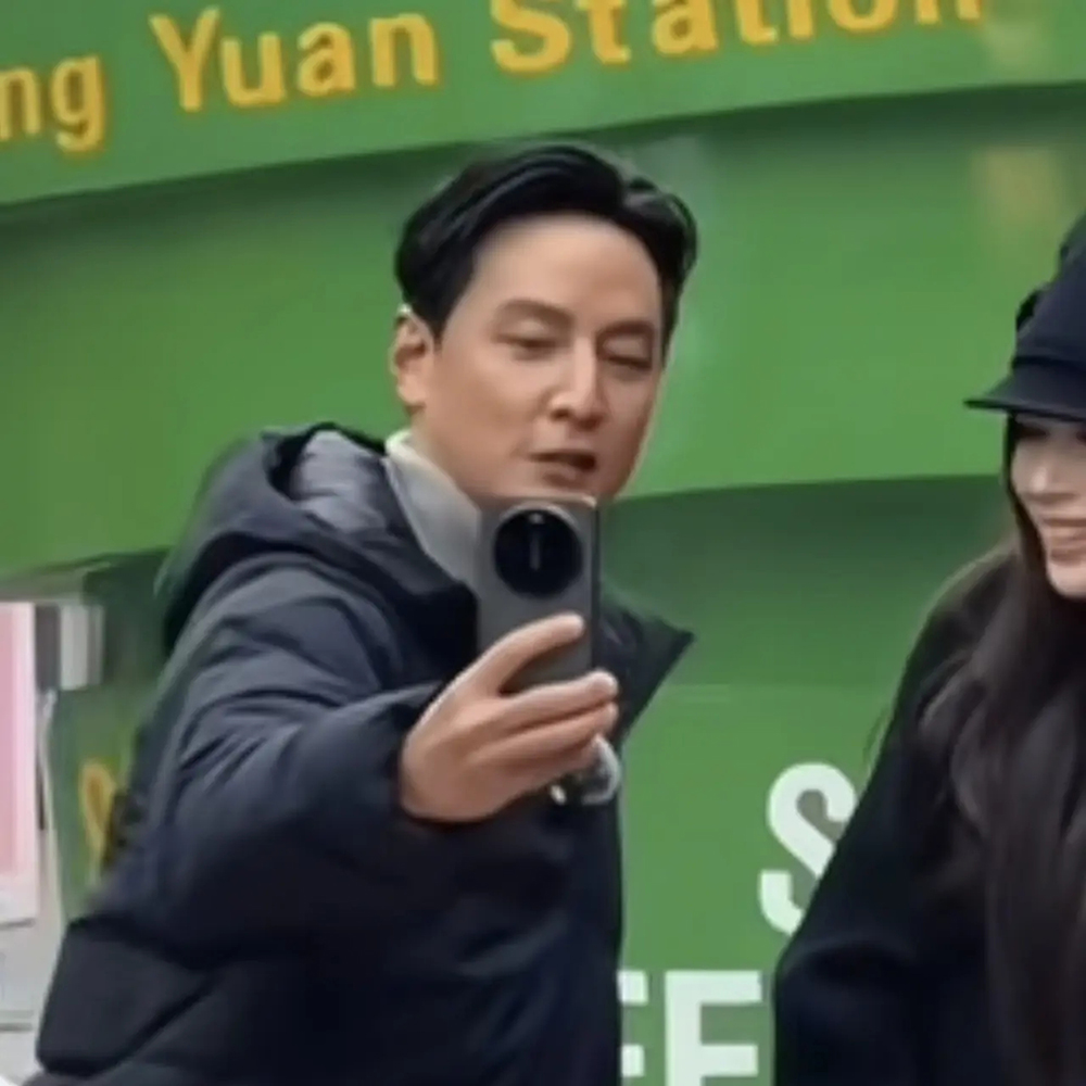 吳彥祖手上的神秘新機,意外揭露小米 Xiaomi 17 Ultra 新機外觀!專業影像套裝同步網路流出 - 電腦王阿達 吳彥祖手上的神秘新機,意外揭露小米 Xiaomi 17 Ultra 新機外觀!專業影像套裝同步網路流出 - 電腦王阿達