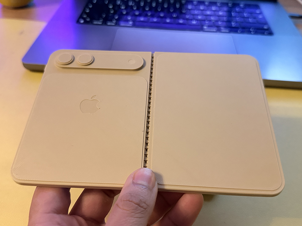 別再只看渲染圖!iPhone Fold 1比1 模擬機現身,這款摺疊機真的能放進口袋嗎?3D 列印自己搶先體驗 - 電腦王阿達 別再只看渲染圖!iPhone Fold 1比1 模擬機現身,這款摺疊機真的能放進口袋嗎?3D 列印自己搶先體驗 - 電腦王阿達