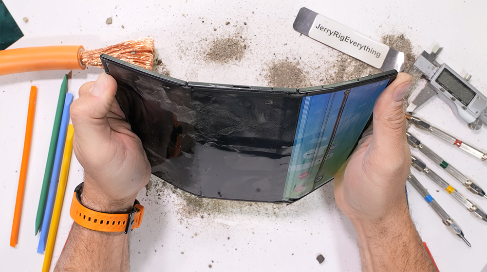 89,900 元的三星 Galaxy Z TriFold 三摺手機摺到 14.4 萬次就軟了,極限測試一次看 - 電腦王阿達 89,900 元的三星 Galaxy Z TriFold 三摺手機摺到 14.4 萬次就軟了,極限測試一次看 - 電腦王阿達