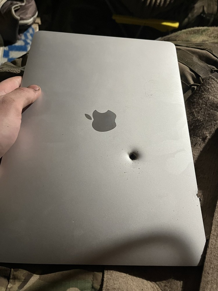 戰場認證!M1 MacBook Air 為烏克蘭士兵擋下砲彈碎片,還能正常開機運行 - 電腦王阿達 戰場認證!M1 MacBook Air 為烏克蘭士兵擋下砲彈碎片,還能正常開機運行 - 電腦王阿達