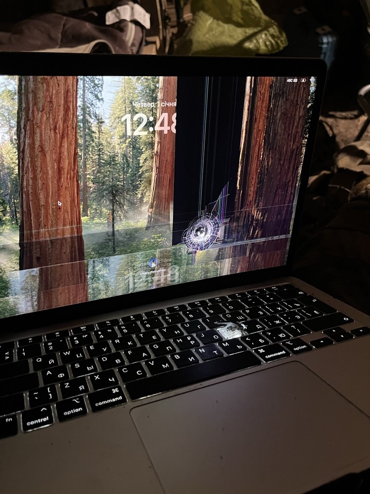 戰場認證!M1 MacBook Air 為烏克蘭士兵擋下砲彈碎片,還能正常開機運行 - 電腦王阿達 戰場認證!M1 MacBook Air 為烏克蘭士兵擋下砲彈碎片,還能正常開機運行 - 電腦王阿達