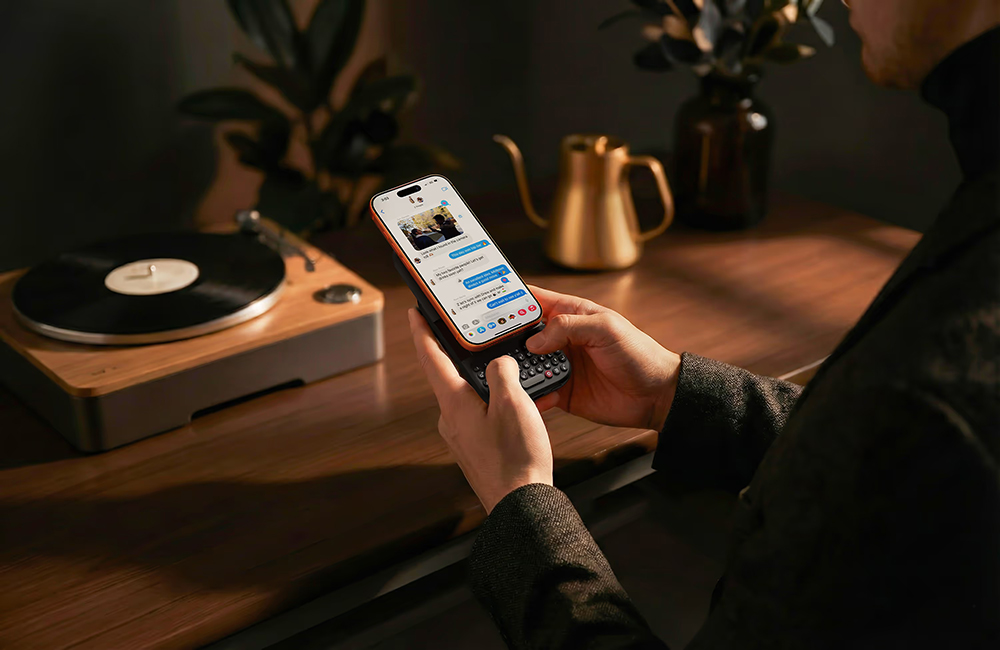 實體鍵盤控有福了!Clicks 推出 iPhone MagSafe 鍵盤電池,還做了一部運行 Android 16 的「反滑手機」 - 電腦王阿達 實體鍵盤控有福了!Clicks 推出 iPhone MagSafe 鍵盤電池,還做了一部運行 Android 16 的「反滑手機」 - 電腦王阿達