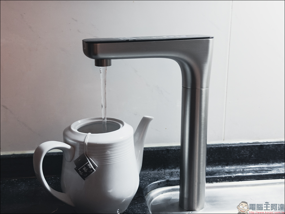 Aqua-Pure™ HPURE-18P 淨熱一體觸控式熱飲機開箱評測|一機搞定淨水、熱水、即飲需求,重新定義現代家庭的喝水體驗 - 電腦王阿達 Aqua-Pure™ HPURE-18P 淨熱一體觸控式熱飲機開箱評測|一機搞定淨水、熱水、即飲需求,重新定義現代家庭的喝水體驗 - 電腦王阿達