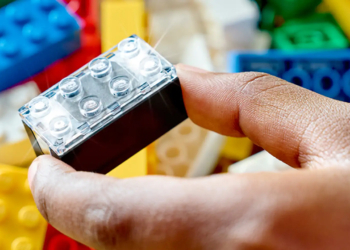 LEGO 推出智慧樂高積木 Smart Brick ， 2×4 積木裡竟然藏了一整台微型電腦