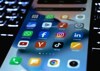 明明沒在用卻一直耗電？這 10 款熱門 App 是手機續航的隱形殺手