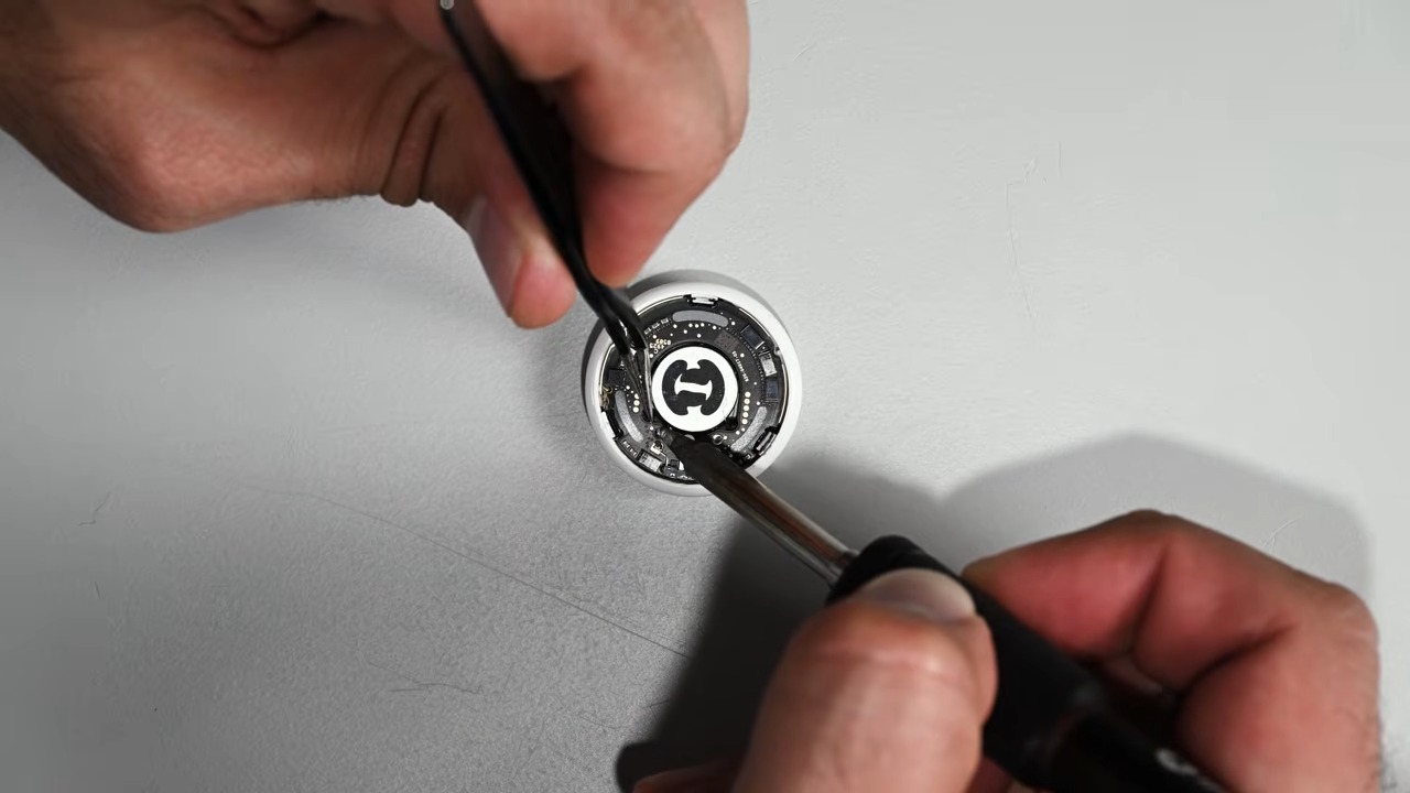 AirTag 2 拆解報告:喇叭加大 50%,但「防跟蹤」設計仍有漏洞 - 電腦王阿達 AirTag 2 拆解報告:喇叭加大 50%,但「防跟蹤」設計仍有漏洞 - 電腦王阿達