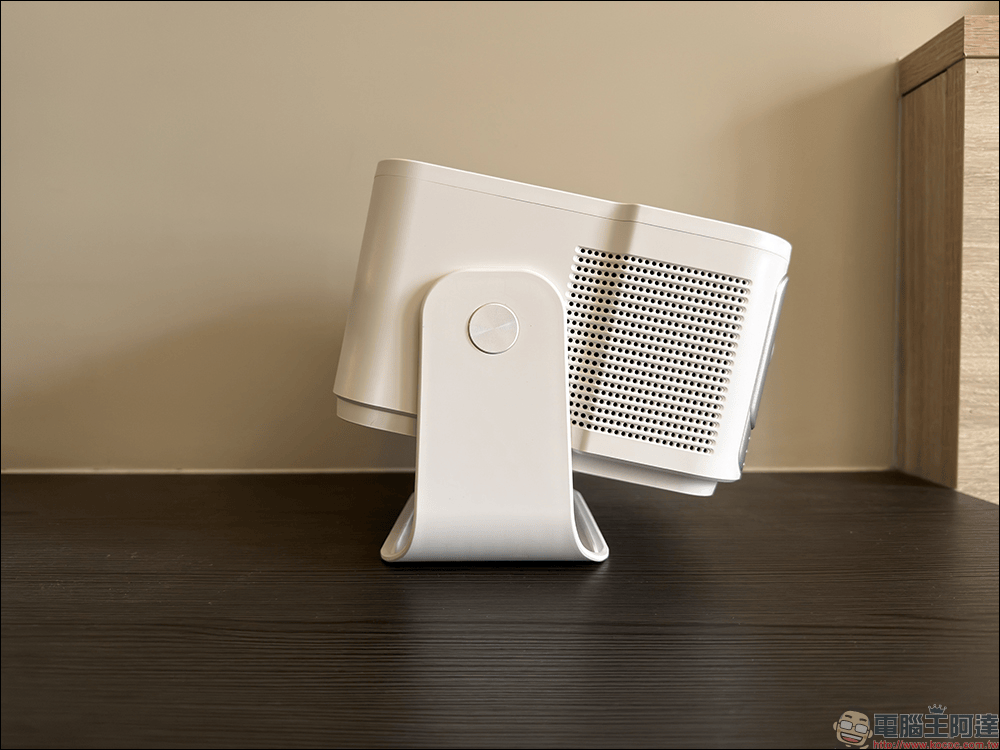 Warpple LA8 智慧投影機開箱:1200 ANSI 流明+短焦雲台+Google TV,在家打造高端輕劇院 - 電腦王阿達 Warpple LA8 智慧投影機開箱:1200 ANSI 流明+短焦雲台+Google TV,在家打造高端輕劇院 - 電腦王阿達