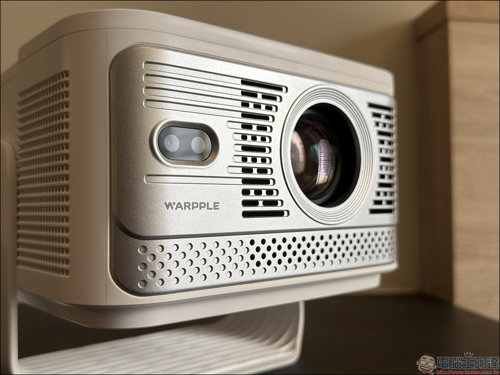 Warpple LA8 智慧投影機開箱:1200 ANSI 流明+短焦雲台+Google TV,在家打造高端輕劇院 - 電腦王阿達 Warpple LA8 智慧投影機開箱:1200 ANSI 流明+短焦雲台+Google TV,在家打造高端輕劇院 - 電腦王阿達