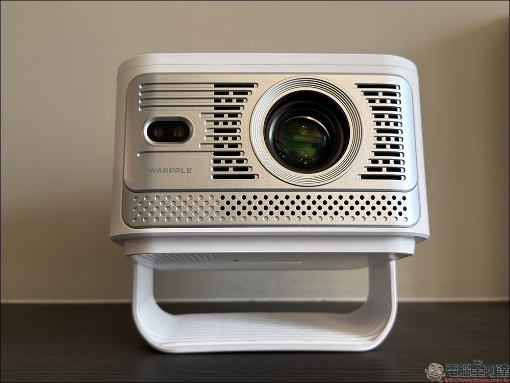 Warpple LA8 智慧投影機開箱:1200 ANSI 流明+短焦雲台+Google TV,在家打造高端輕劇院 - 電腦王阿達 Warpple LA8 智慧投影機開箱:1200 ANSI 流明+短焦雲台+Google TV,在家打造高端輕劇院 - 電腦王阿達