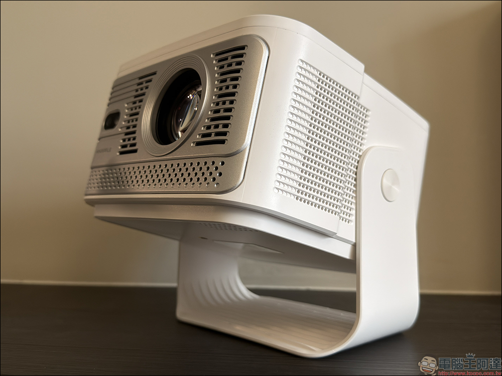 Warpple LA8 智慧投影機開箱:1200 ANSI 流明+短焦雲台+Google TV,在家打造高端輕劇院 - 電腦王阿達 Warpple LA8 智慧投影機開箱:1200 ANSI 流明+短焦雲台+Google TV,在家打造高端輕劇院 - 電腦王阿達