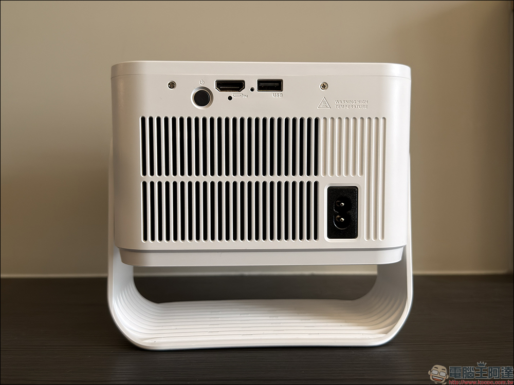 Warpple LA8 智慧投影機開箱:1200 ANSI 流明+短焦雲台+Google TV,在家打造高端輕劇院 - 電腦王阿達 Warpple LA8 智慧投影機開箱:1200 ANSI 流明+短焦雲台+Google TV,在家打造高端輕劇院 - 電腦王阿達