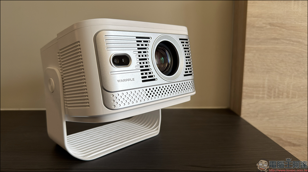 Warpple LA8 智慧投影機開箱:1200 ANSI 流明+短焦雲台+Google TV,在家打造高端輕劇院 - 電腦王阿達 Warpple LA8 智慧投影機開箱:1200 ANSI 流明+短焦雲台+Google TV,在家打造高端輕劇院 - 電腦王阿達