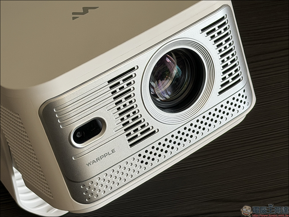 Warpple LA8 智慧投影機開箱:1200 ANSI 流明+短焦雲台+Google TV,在家打造高端輕劇院 - 電腦王阿達 Warpple LA8 智慧投影機開箱:1200 ANSI 流明+短焦雲台+Google TV,在家打造高端輕劇院 - 電腦王阿達
