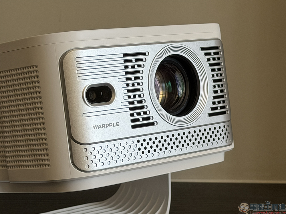 Warpple LA8 智慧投影機開箱:1200 ANSI 流明+短焦雲台+Google TV,在家打造高端輕劇院 - 電腦王阿達 Warpple LA8 智慧投影機開箱:1200 ANSI 流明+短焦雲台+Google TV,在家打造高端輕劇院 - 電腦王阿達