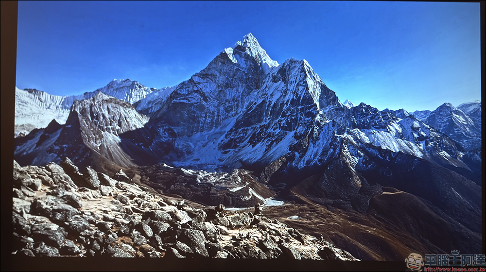 Warpple LA8 智慧投影機開箱:1200 ANSI 流明+短焦雲台+Google TV,在家打造高端輕劇院 - 電腦王阿達 Warpple LA8 智慧投影機開箱:1200 ANSI 流明+短焦雲台+Google TV,在家打造高端輕劇院 - 電腦王阿達