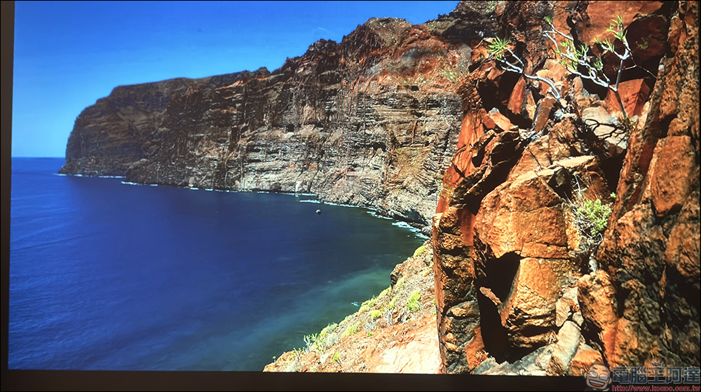 Warpple LA8 智慧投影機開箱:1200 ANSI 流明+短焦雲台+Google TV,在家打造高端輕劇院 - 電腦王阿達 Warpple LA8 智慧投影機開箱:1200 ANSI 流明+短焦雲台+Google TV,在家打造高端輕劇院 - 電腦王阿達
