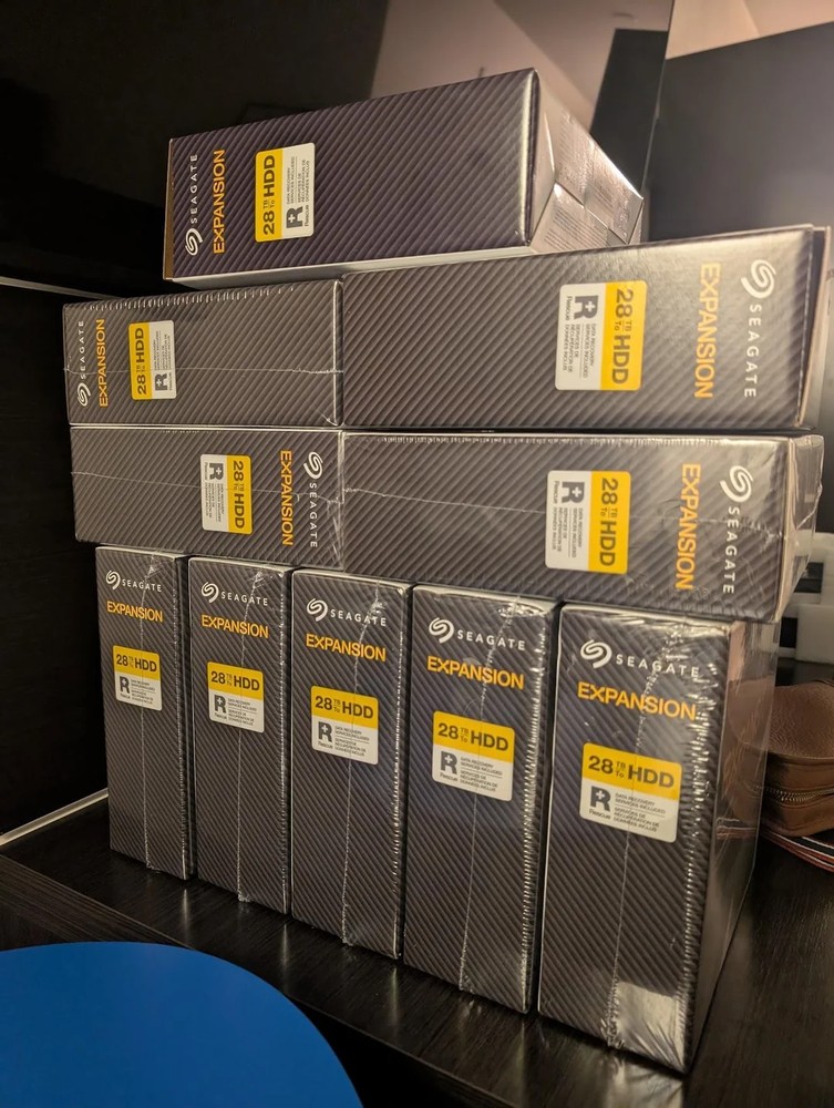 英國網友嫌硬碟太貴,直接飛美國狂買 10 顆 28TB,扣除所有花費竟省下超過 6 萬台幣 - 電腦王阿達 英國網友嫌硬碟太貴,直接飛美國狂買 10 顆 28TB,扣除所有花費竟省下超過 6 萬台幣 - 電腦王阿達