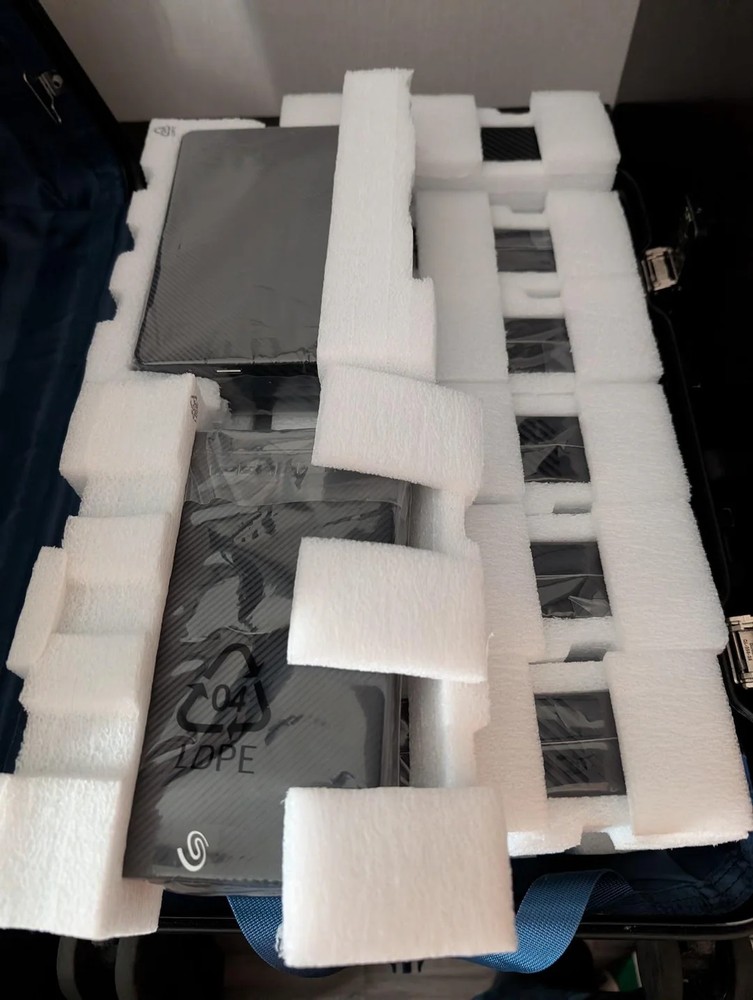 英國網友嫌硬碟太貴,直接飛美國狂買 10 顆 28TB,扣除所有花費竟省下超過 6 萬台幣 - 電腦王阿達 英國網友嫌硬碟太貴,直接飛美國狂買 10 顆 28TB,扣除所有花費竟省下超過 6 萬台幣 - 電腦王阿達