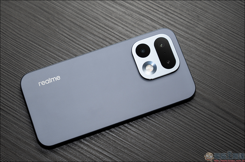 realme 16 Pro 開箱評測｜2億畫素全焦段人像超懂拍，7000mAh 超大電池玩一天還有一半電 - 電腦王阿達