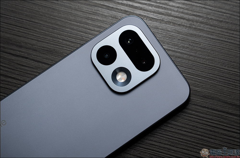 realme 16 Pro 開箱評測｜2億畫素全焦段人像超懂拍，7000mAh 超大電池玩一天還有一半電 - 電腦王阿達