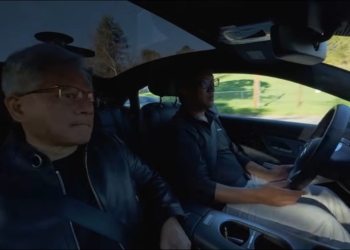 自動駕駛的「ChatGPT 時刻」！黃仁勳親測 NVIDIA Alpamayo 系統，舊金山街頭 22 分鐘全程零接管