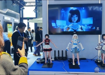 鎖定宅男市場，中國新創推出 1/3 尺寸桌面陪伴型灵童機器人