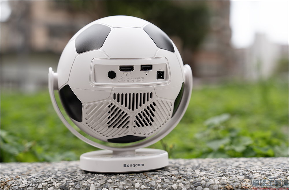 Bongcom BS5 足球君投影機開箱|足球造型超吸睛,150 吋追劇看球一次搞定! - 電腦王阿達 Bongcom BS5 足球君投影機開箱|足球造型超吸睛,150 吋追劇看球一次搞定! - 電腦王阿達